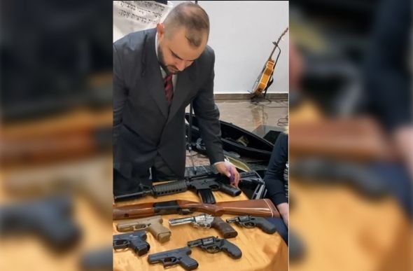Pastor faz unção de armas da coleção de delegado: 'Energias positivas